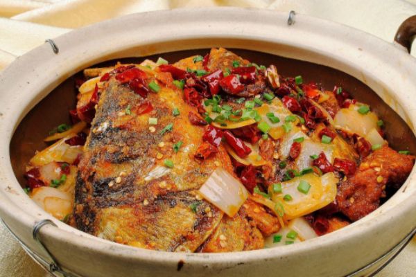 沙锅红薯烧鱼头湘菜的做法
